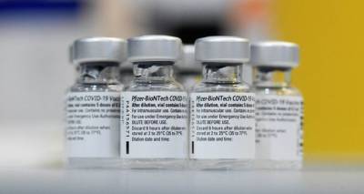 Латвия получила 10 530 доз вакцины Pfizer: кому они достанутся