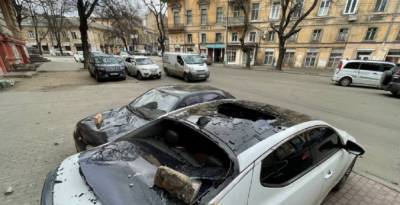 Кирпичи посыпались и изувечили машины в центре Одессы: кадры ЧП