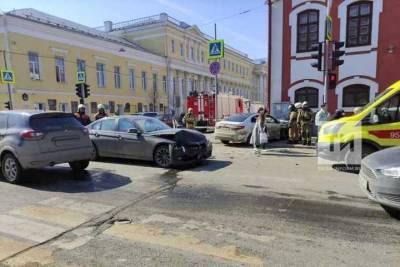 На перекрестке в Казани столкнулись два автомобиля