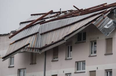 Шторм сорвал крыши домов в Астраханской области