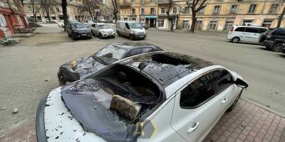 ЧП в центре Одессы - с фасада кинотеатра посыпались кирпичи и повредили машины, фото - ТЕЛЕГРАФ