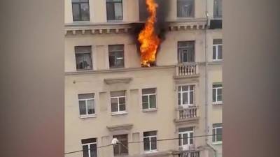 Из горящего дома на Заневском проспекте эвакуировали 20 человек