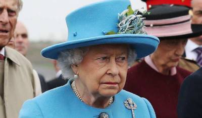 Елизавета II лишила рыцарского звания насильников и мошенников
