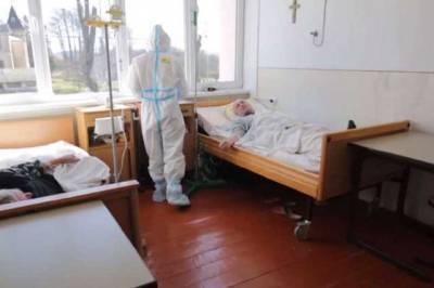 Мест нет: во Львовской области больных Covid-19 лежат в коридорах