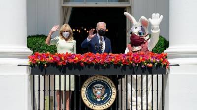 В Белый дом пришел Пасхальный кролик: вместе с Байденами он обратился к американцам