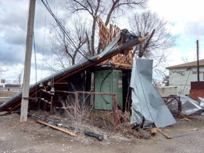 В Астраханской области ветер сорвал крышу с больницы, школы и библиотеки