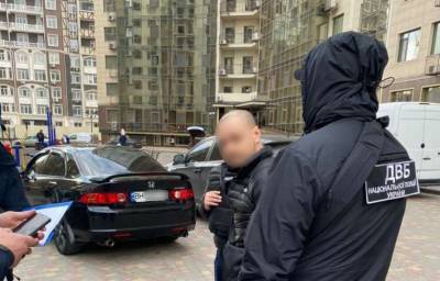 Внутренняя безопасность Нацполиции задержала бывшего сотрудника одесской полиции на взятке (ВИДЕО)