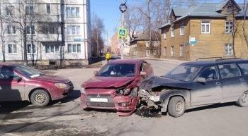 В тройном ДТП на ул. Разина в Вологде пострадала 26-летняя пассажирка