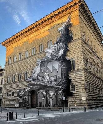 Инсталляция JR на фасаде палаццо во Флоренции