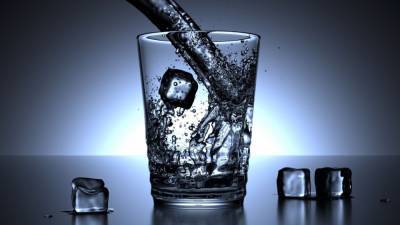 Диетолог объяснила, как нельзя пить воду