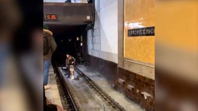 В столичном метро на рельсы упала девушка, но ей повезло