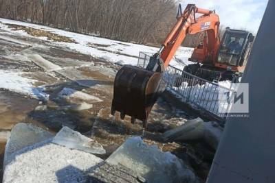 Лед на реке Тойма в Татарстане разбивали экскаватором