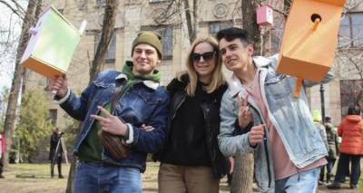 Птицы возвращаются домой: в Луганске студенты провели флешмоб. ФОТО