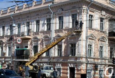 Уже не рухнет: в Одессе починили нависшую плиту на фасаде дома на Пастера (фото)