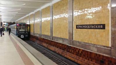 Появилось видео спасения упавшей на рельсы метро девушки в Москве