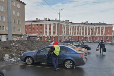 Парковка на площади Гагарина снова стала бесплатной