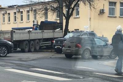 Фура протаранила Volkswagen и снесла дорожный знак на Кузнецовской улице