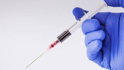 Британцы приостановили испытания вакцины AstraZeneca на детях и подростках