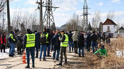 «На просьбу отойти с дороги ответили отказом»: что известно о задержании девяти человек возле колонии с Навальным