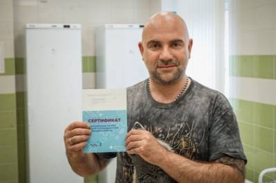 Телеведущий Тимофей Баженов призвал москвичей привиться от коронавируса