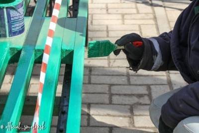 В Смоленске начали ремонт и покраску скамеек