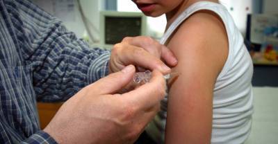AstraZeneca прекратила испытания на детях после подтверждения связи между вакциной и тромбозом