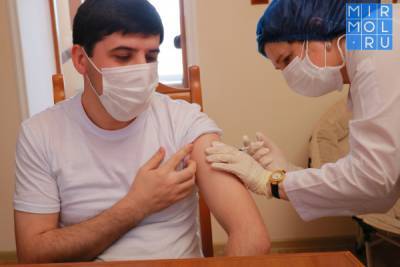 Сотрудники Минмолодежи РД продолжают вакцинацию от коронавирусной инфекции