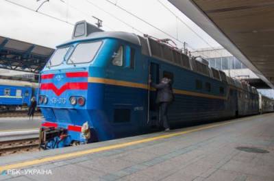 Пассажиров сделали уборщиками: в Укрзализныце разгорелся очередной скандал