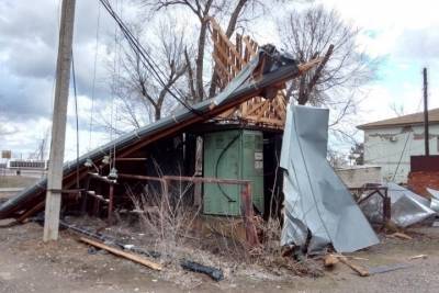 В селе Астраханской области ветер сорвал крышу с нескольких зданий