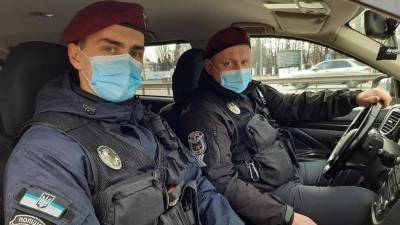 Киевские полицейские-спецназовцы довезли хирурга на экстренную операцию ребенка: фото