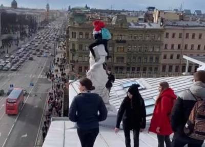 Петербуржцы требуют привлечь к ответственности паркурщиков, которые залезли на статую