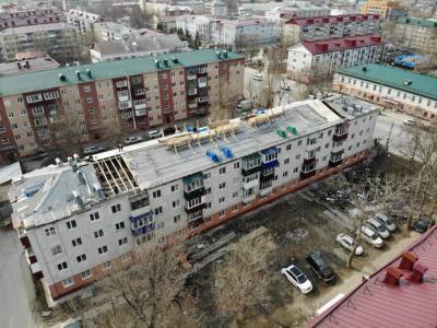 Крыша пострадавшего от пожара дома на Сахалинской почти готова