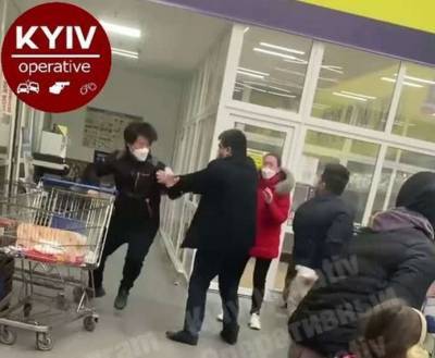 В Киеве двое иностранцев устроили в супермаркете зрелищную драку