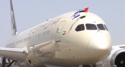 Первый коммерческий рейс был встречен водным салютом. Рейс из Абу-Даби в Израиль