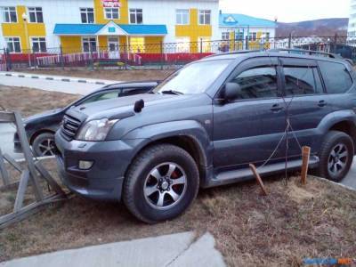 В Южно-Сахалинске автохам припарковался между молодыми саженцами