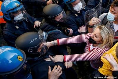 Антикарантинни протесты в Риме: демонстранты вступили в схватку с полицией
