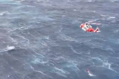 Опубликованы кадры вертолетной спасательной операции во время шторма в Северном море