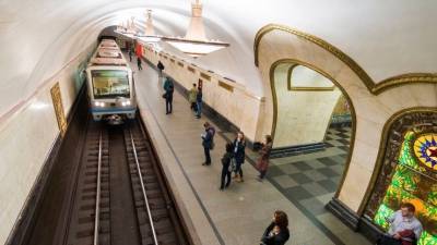 Неравнодушный москвич спас упавшую на рельсы в метро девушку — видео