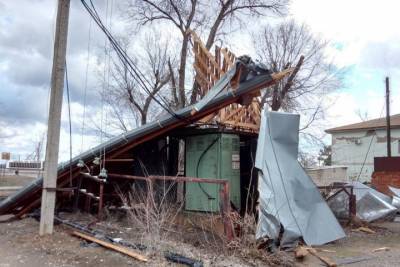 Сносит крышу: сильный ветер в Астраханской области повредил сразу несколько крупных объектов