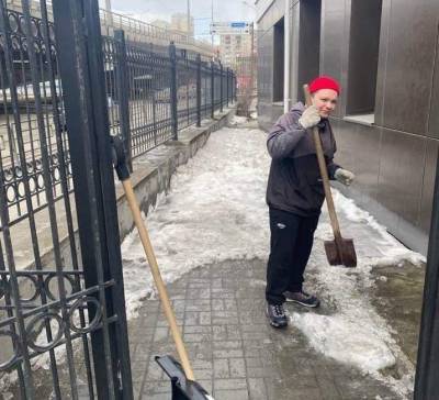 В Екатеринбурге осужденного за участие в акциях Навального отправили убирать снег