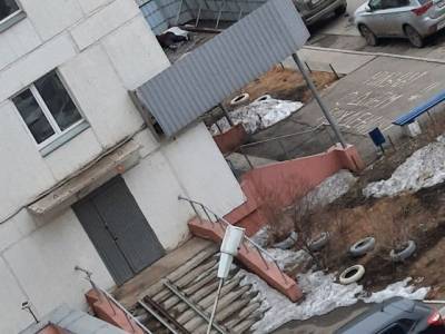 В Челябинской области женщина упала на козырек подъезда