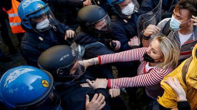 В Риме протесты против карантина вылились в столкновения с полицией