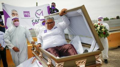Кандидат в депутаты в Мексике начал предвыборную кампанию в гробу