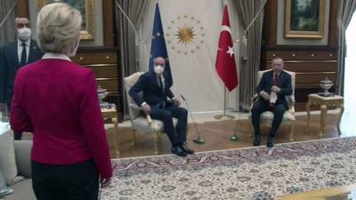 Главе Еврокомиссии не хватило стула, администрация Эрдогана оправдывается