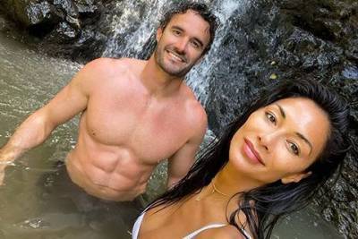 Пляжная романтика и единение с природой: Николь Шерзингер отдыхает с возлюбленным Томом Эвансом на Гавайях