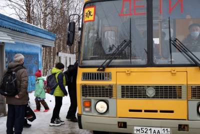 Парк школьных автобусов в Инте пополнился благодаря поддержке Владимира Уйба