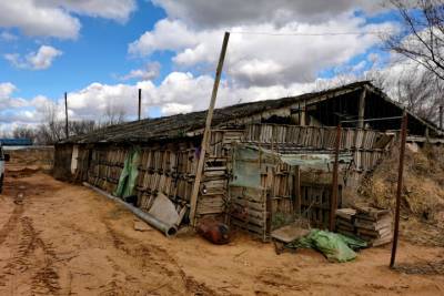 Астраханский предприниматель регистрировал иностранцев в полуразрушенном доме без крыши