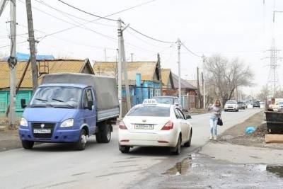 Фуры в жилых кварталах, отмена запрета остановки у Кремля и отсутствие тротуаров: о чем еще астраханцы рассказали губернатору в своих обращениях