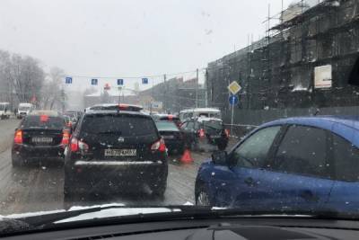 Утро среды в Смоленске оказалось снежным, в городе произошло сразу несколько ДТП