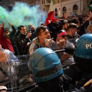 В Риме антикарантинный протест перерос в столкновения с полицией. Фото